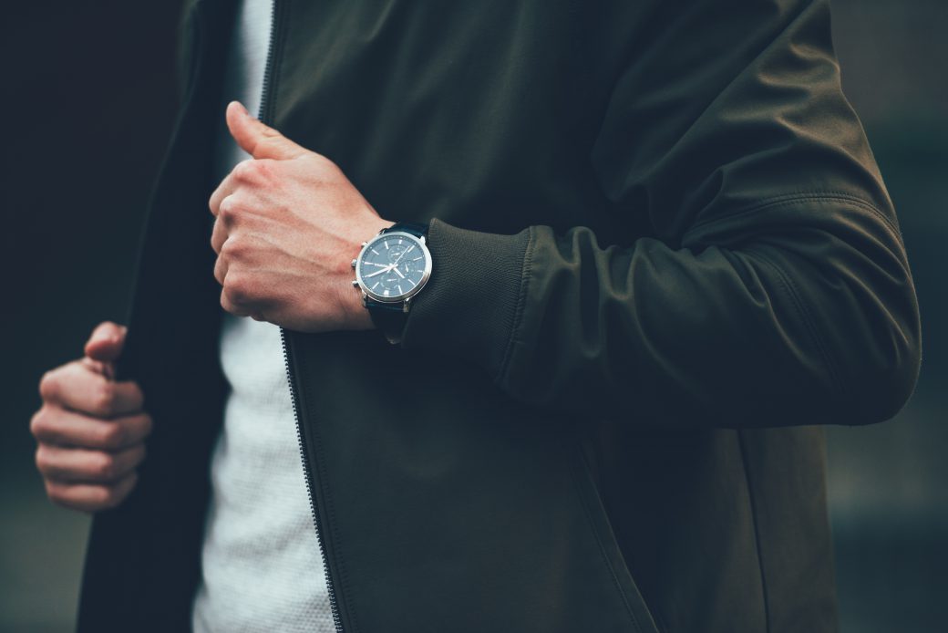 Mężczyzna ze stylowym zegarkiem na ręce