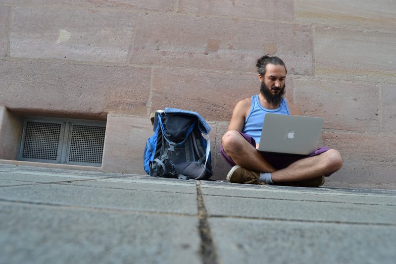 mężczyzna z laptopem, freelancer