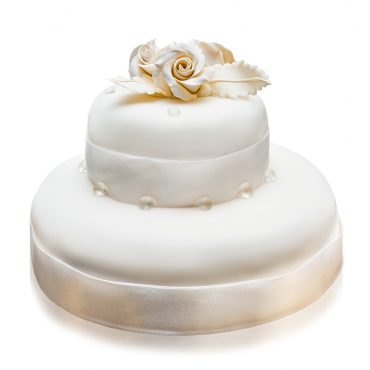 Biały tort weselny ze złotymi zdobieniami